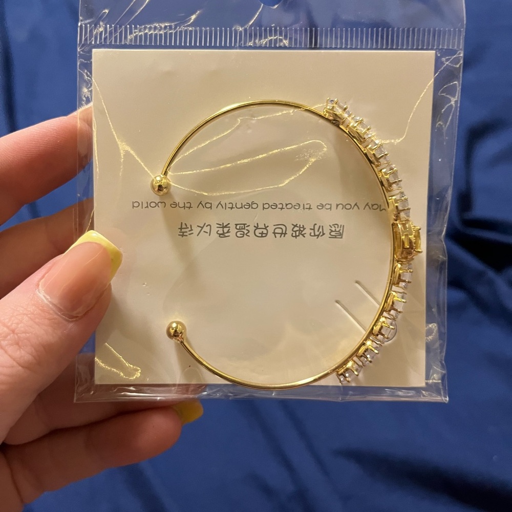 Elegant Gold Bracelet with Crystal Accents